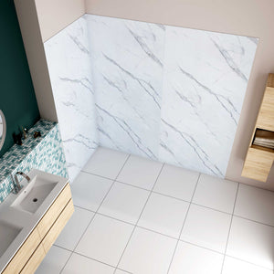 Pannello doccia angolare H.210 cm, realizzato in alluminio da 3 mm con finitura bianco Alba, adatto al rivestimento delle pareti del bagno.