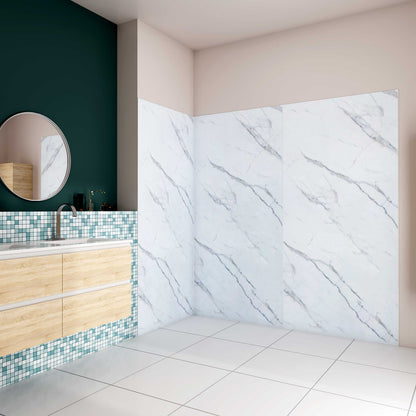 Pannello doccia angolare H.210 cm, realizzato in alluminio da 3 mm con finitura bianco Alba, adatto al rivestimento delle pareti del bagno.