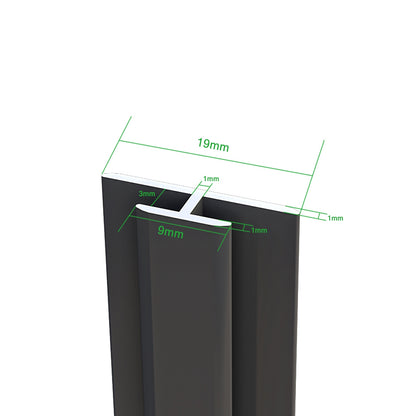 Pannello doccia angolare H.210 cm, disponibile in più misure, realizzato in alluminio da 3 mm con finitura nero opaco, adatto per l'arredo delle pareti del bagno.